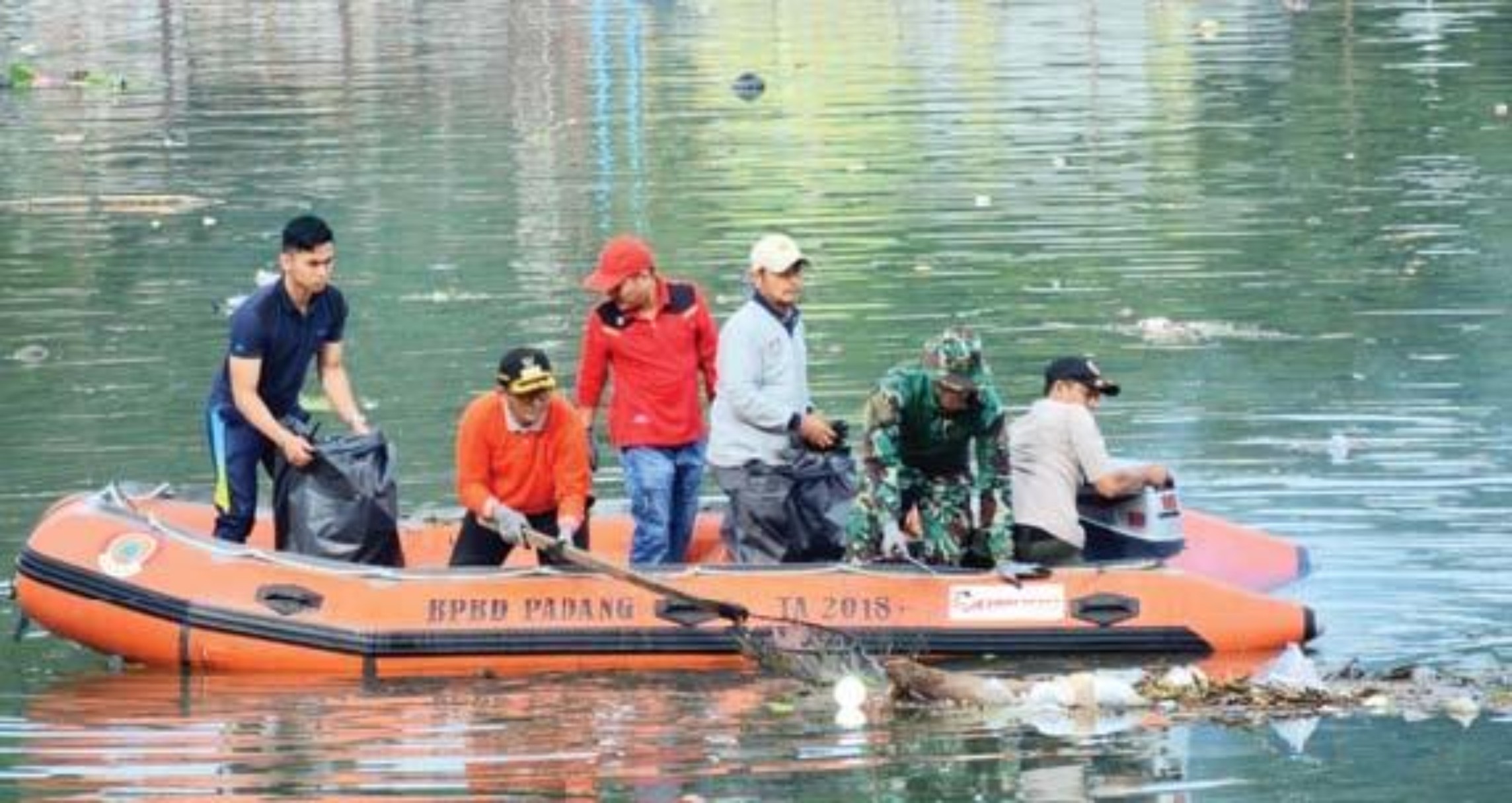 TURUN LANGSUNG: Hendri Septa ikut turun tangan membersihkan Batang Arau saat jadi wali kota Padang pada periode lalu. (DOKUMENTASI TIM HENDRI SEPTA)