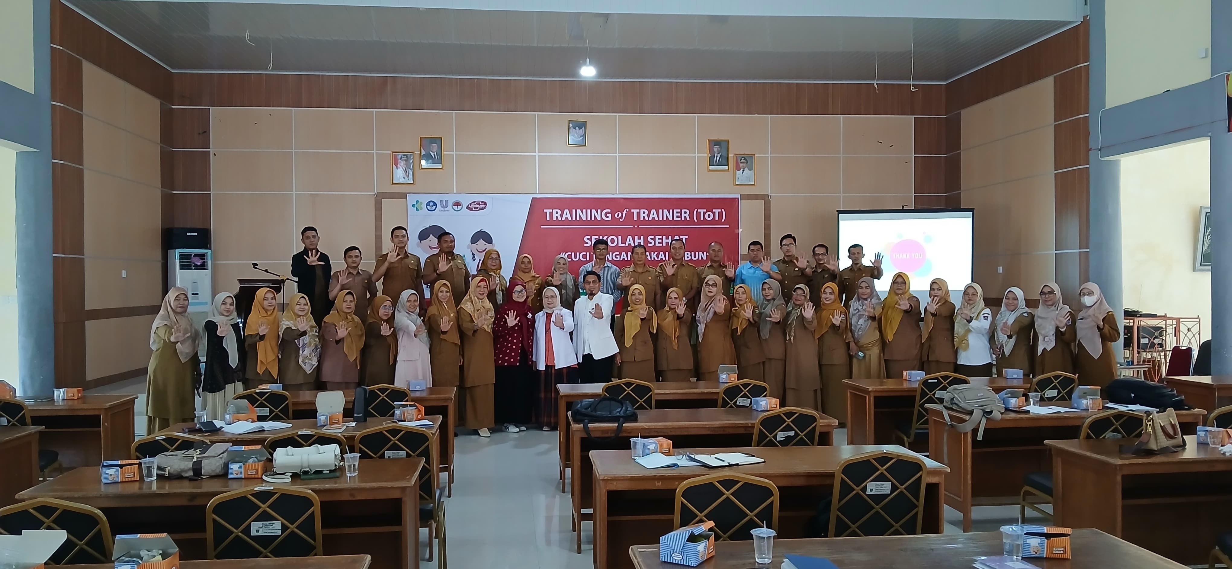 PDUI Sumbar, Lifebuoy, dan guru-guru SD se-Kota Padang mengikuti ToT edukasi sekolah sehat dengan mengajarkan pola hidup sehat kepada murid dimulai dari mencuci tangan.