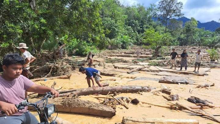 PEMBENAHAN: Sejumlah warga Nagari Silantai, Sumpurkudus bahu-membahu membersihkan material berupa potongan kayu-kayu besar yang menutupi puluhan hektare area pesawahan, kemarin.(YULICEF ANTHONY/PADEK)