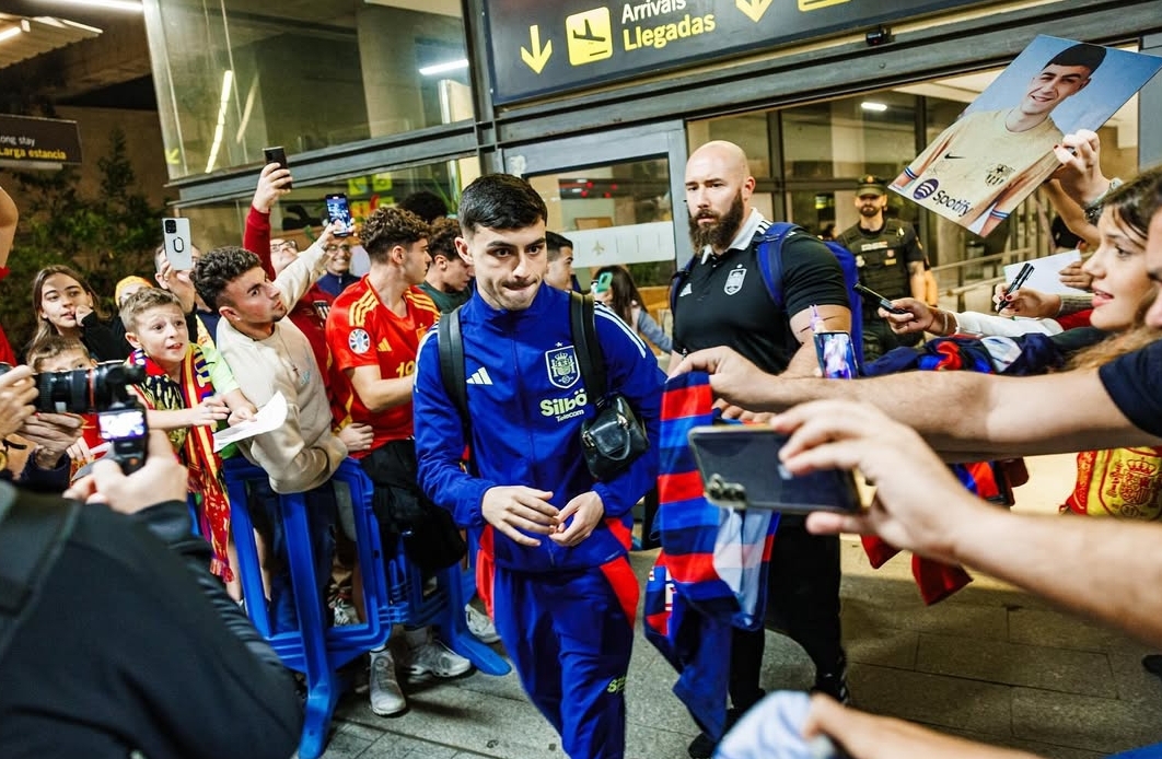 Para pemain Spanyol disambut antusias oleh warga Tenerife, Kepulauan Canary jelang laga Nations League melawan Swiss. (Foto: Instagram @SEFutbal)