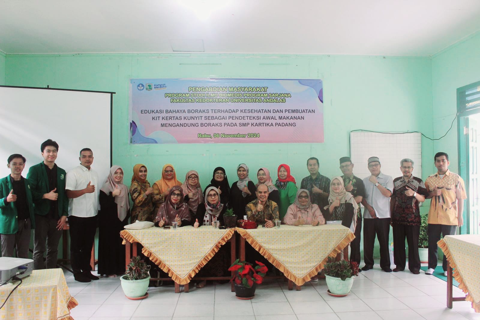 Tim Pengabdian Masyarakat (Pengmas) Prodi Ilmu Biomedis Program Sarjana Fakultas Kedokteran Universitas Andalas (Unand) memberikan edukasi kepada siswa SMP Kartika 1-7 Padang.