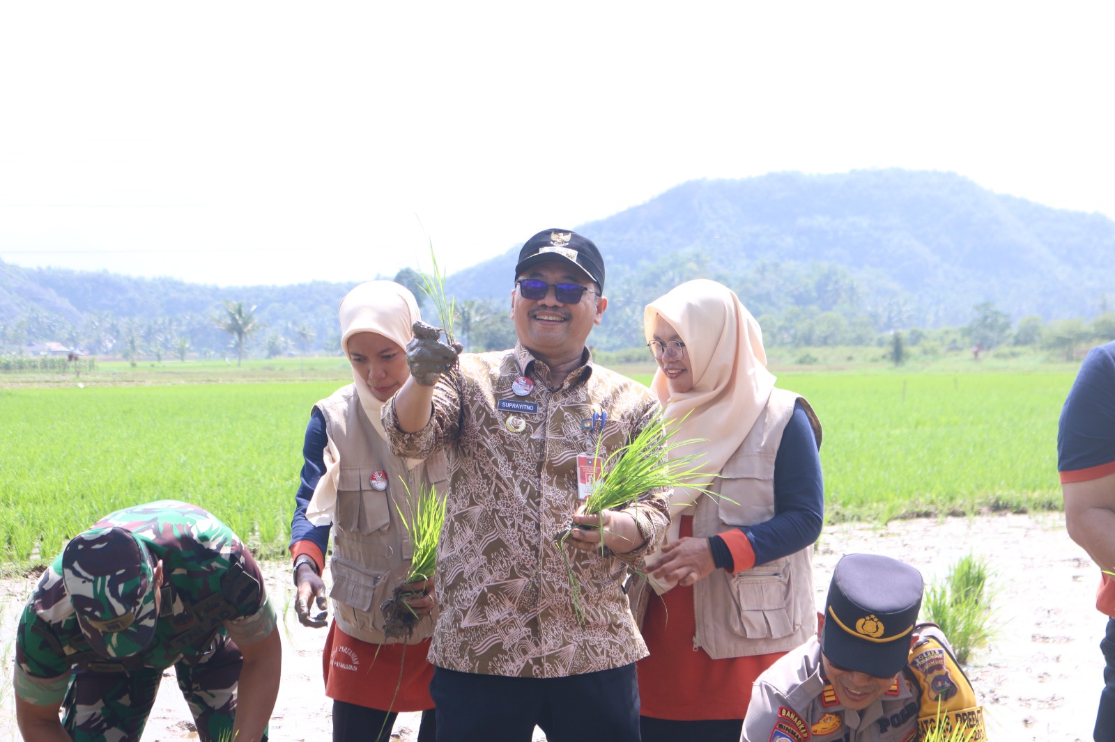 KOMITMEN: Penanaman serentak di Payobasung yang dihadiri oleh Pj Wali Kota Payakumbuh Suprayitno dan berbagai perwakilan instansi terkait beberapa waktu lalu. (PEMKO PAYAKUMBUH UNTUK PADEK)