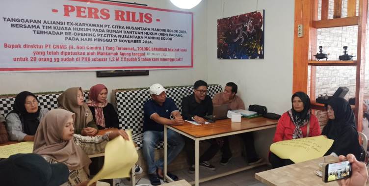 Kuasa Hukum eks karyawan PT CNM Solok dari Rumah Bantuan Hukum (RBH) Padang menggelar jumpa pers, Minggu (17/11/2024).