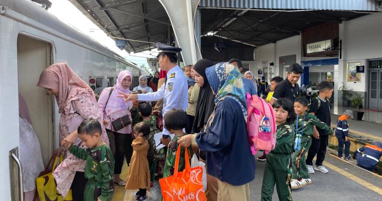 Kesibukan di Stasiun Kereta Api Padang. (Foto PT KAI Divre II Sumbar)