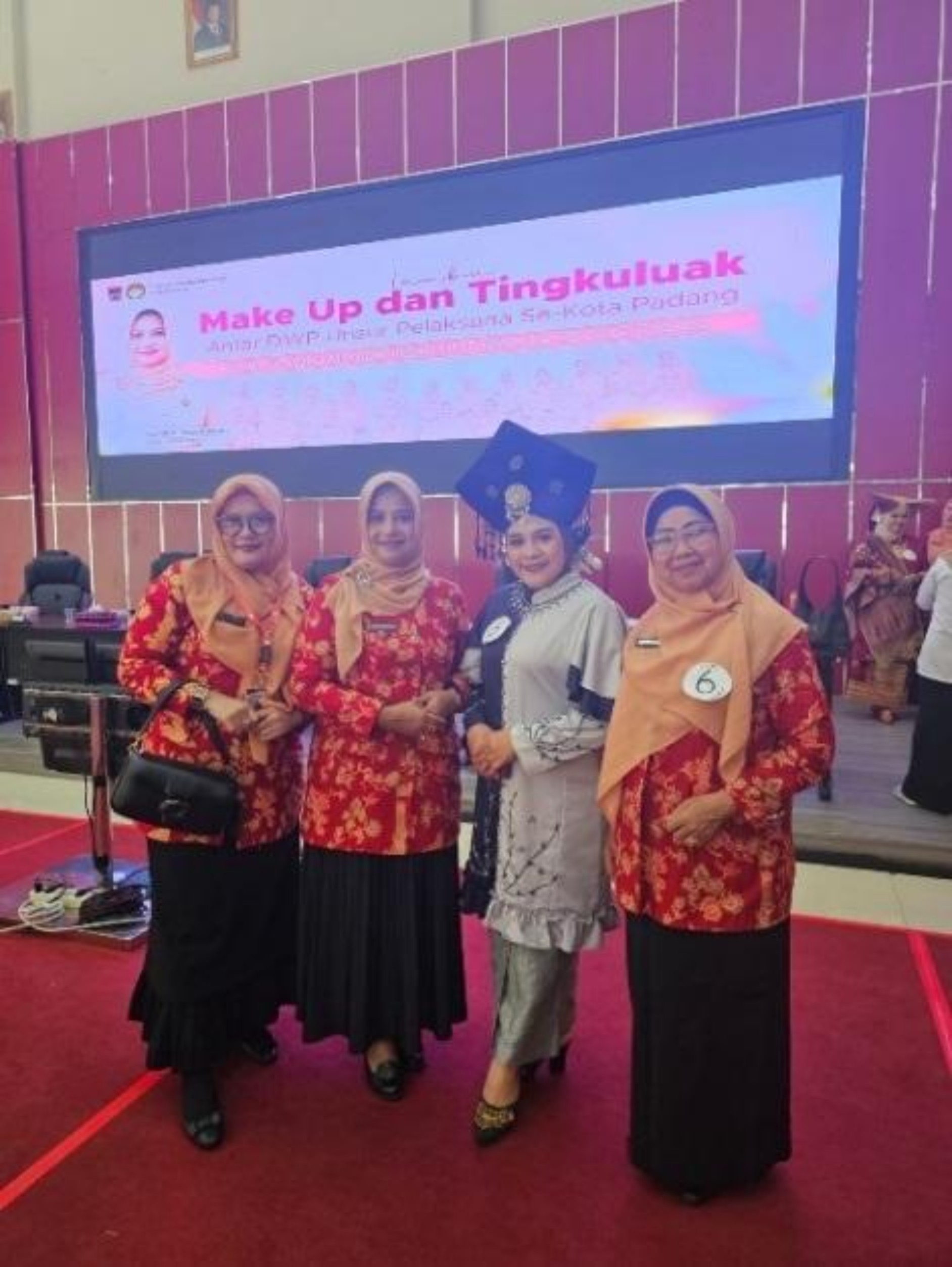 KOMPAK: Pj Ketua Dharma Wanita Kota Padang, Netty Yosefriawan dan Ketua Dharma Wanita Dinas Pendidikan dan Kebudayaan Kota Padang, Mona Yopi krislova.(TIM LAMAN GURU)