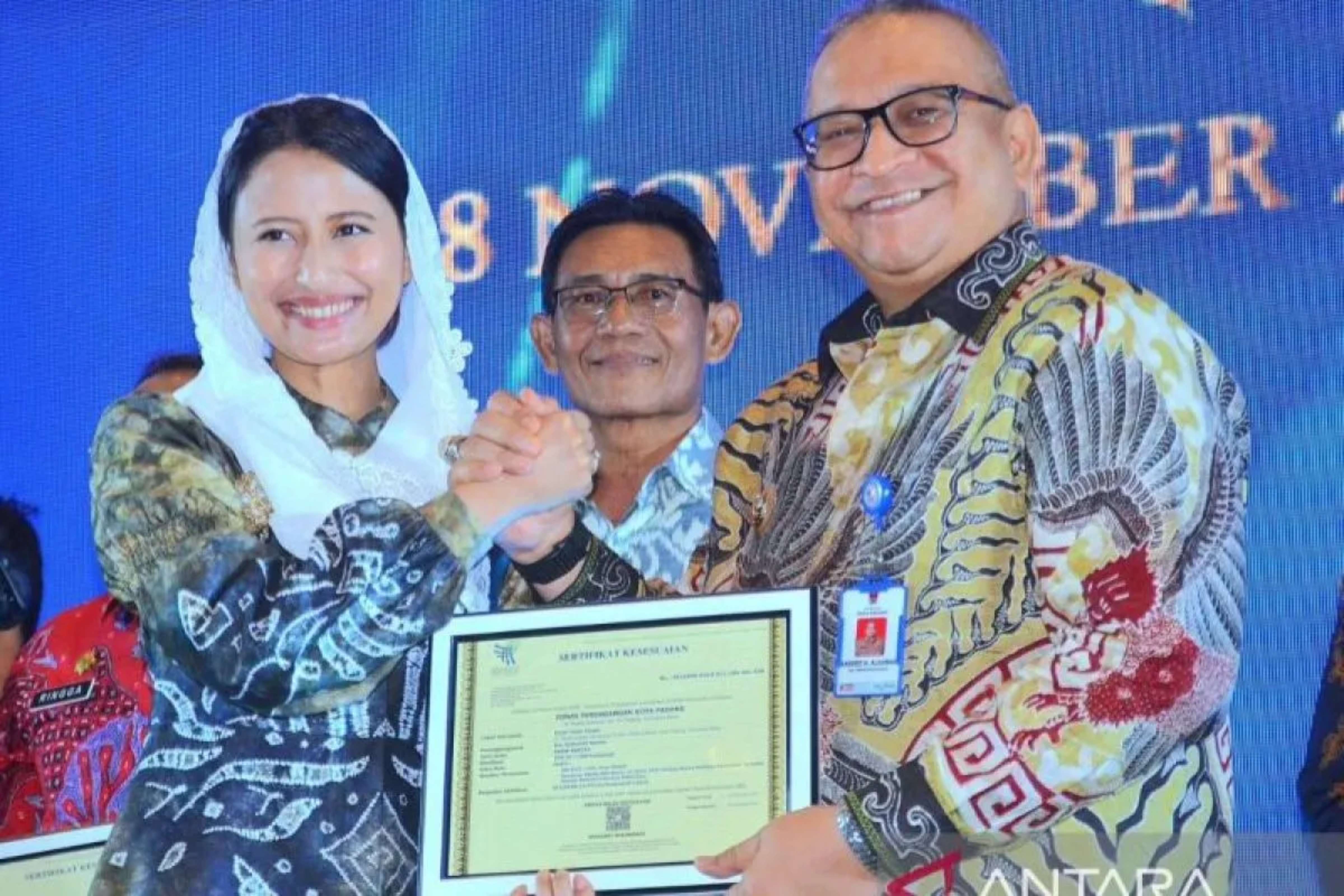 APRESIASI: Wamendag RI Dyah Roro Esti Widya Putri serahkan piagam penghargaan kepada Pj Wako Padang Andree Algamar Penganugerahan Penghargaan Perlindungan Konsumen Tahun 2024. (DOK. PROKOPIM PADANG)