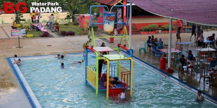 Salah satu kolam renang di Kota Padang (Pemko Padang)