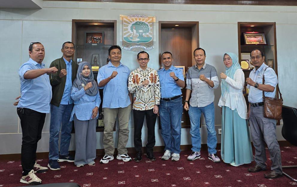 SILATURAHMI: Rektor Unand Dr Efa Yonnedi SE MPPM Akt CA CRGP menerima kunjungan jajaran pimpinan Padang Ekspres Group di ruang kerjanya kemarin. (DOKUMENTASI PADEK)