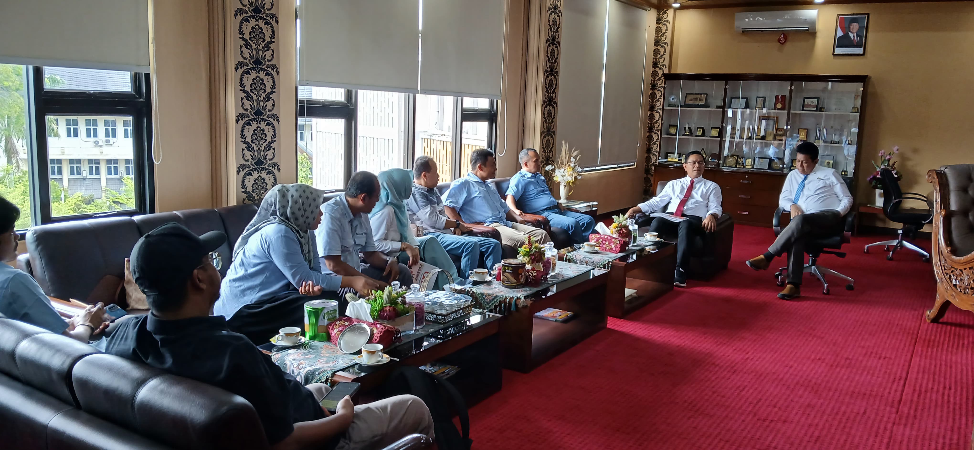 BUKA TANGAN: Rektor UNP Krismadinata didampingi Sekretaris Universitas Erianjoni berbincang ringan dengan Dirut Padang Ekspres Mhd Nazir Fahmi beserta jajaran di ruang kerjanya, Senin (18/11).(SUYUDI)