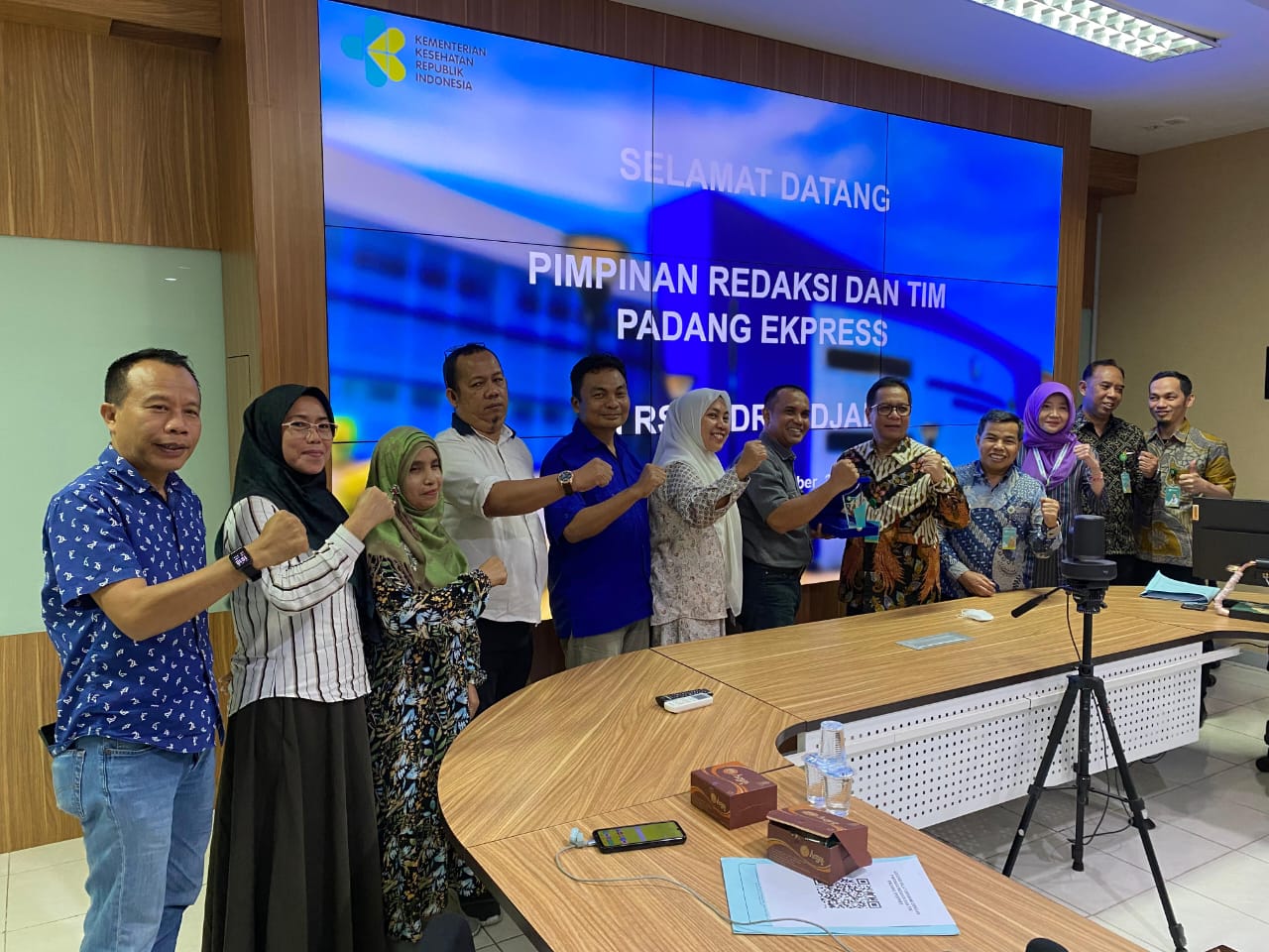 SINERGI: Dirut RSUP Dr M Djamil Padang Dovy Djanas memberikan cenderamata kepada Dirut Padang Ekspres Mhd Nazir Fahmi, Selasa (19/11). (ADETIO/PADEK)