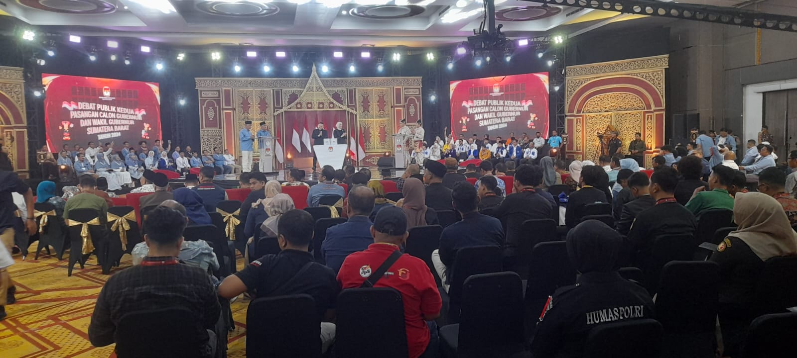 BEDA PENDEKATAN: Debat Publik Kedua Pasangan Calon Gubernur dan Wakil Gubernur Sumbar Tahun 2024 berlangsung di salah satu hotel di Kota Padang, kemarin (19/11). (WILLIAN/PADEK)