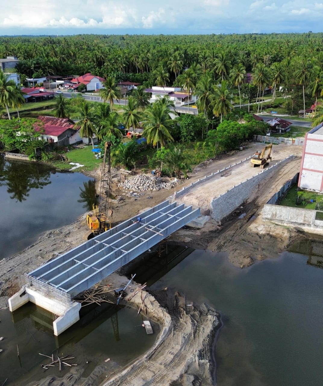 INFRASTRUKTUR: Pemkab Agam membangun jembatan menuju objek wisata Pasiatiku di kawasan Muaromati, Tanjungmutiara, bagi wisatawan saat berkunjung ke wisata bahari tersebut.(DISKOMINFO AGAM FOR PADEK)