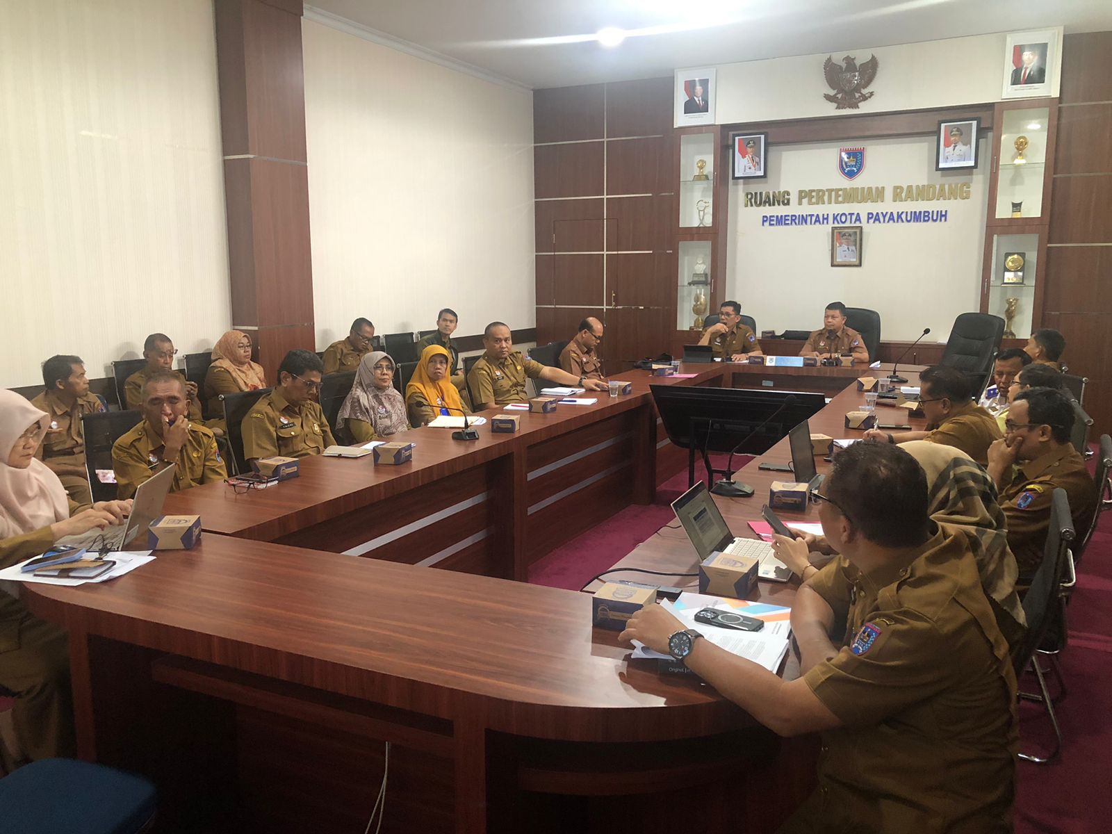 SERIUS: Pelaksana Tugas Asisten II Bidang Ekonomi dan Pembangunan Kota Payakumbuh, Wal Asri, memimpin rapat koordinasi program penanggulangan kemiskinan, kemarin.(PEMKO PAYAKUMBUH UNTUK PADEK)