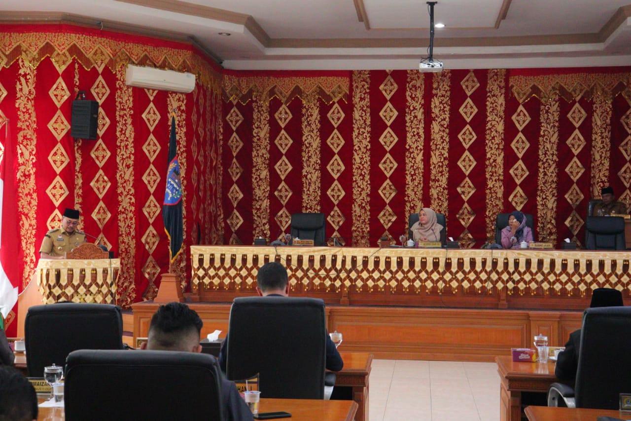 DISEPAKATI: Pj Wali Kota Payakumbuh, Suprayitno, memberikan sambutan dalam Rapat Paripurna DPRD Kota Payakumbuh, Selasa (19/11).(PEMKO PAYAKUMBUH UNTUK PADEK)