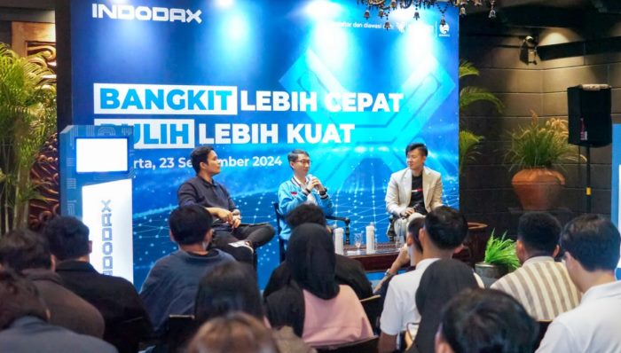 Bos Indodax, Oscar Darmawan (tengah) Foto Blog Indodax