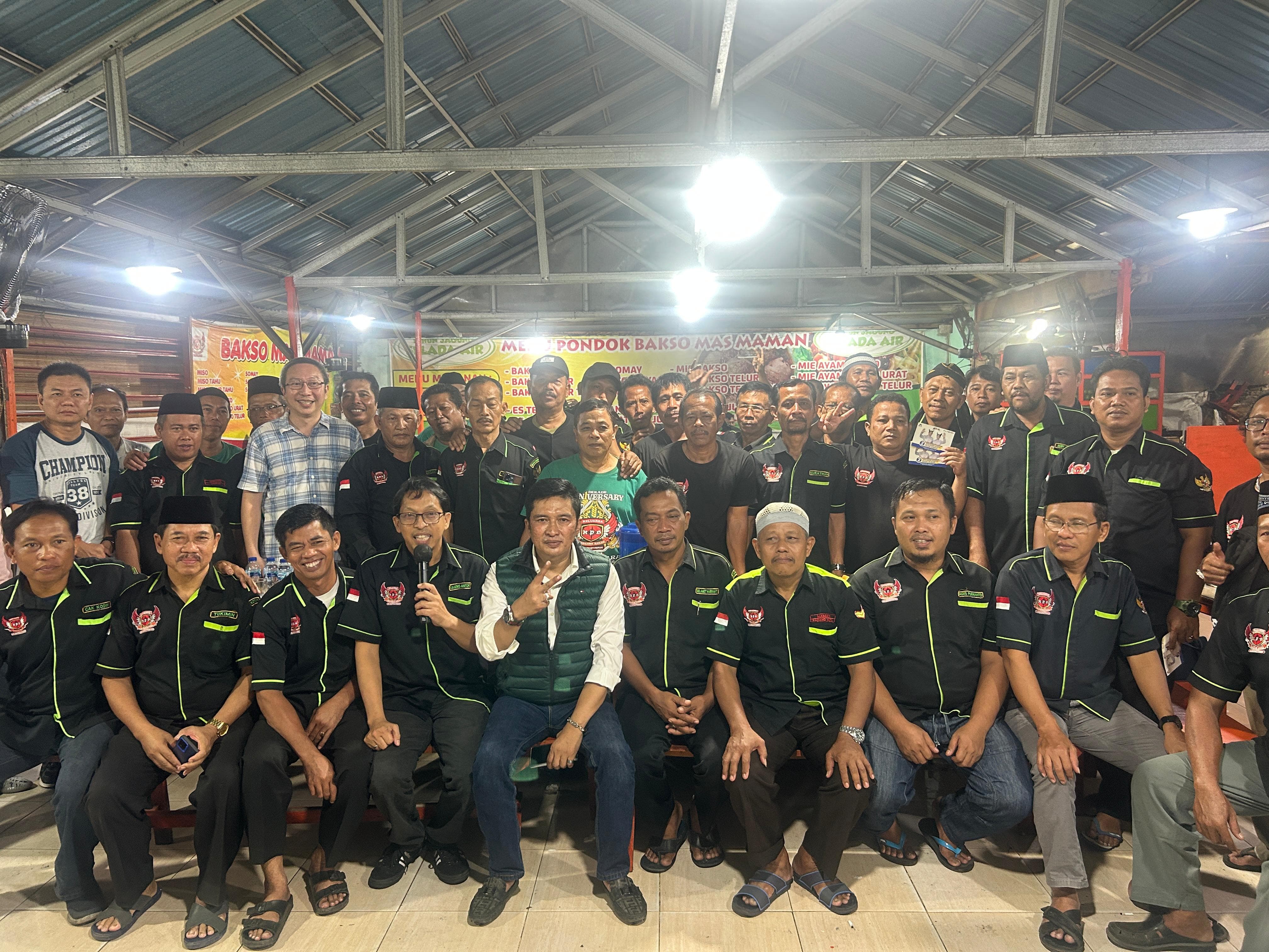 Calon Wakil Gubernur Sumbar Eko Albar saat bersama paguyuban pedagang bakso di Kota Padang.