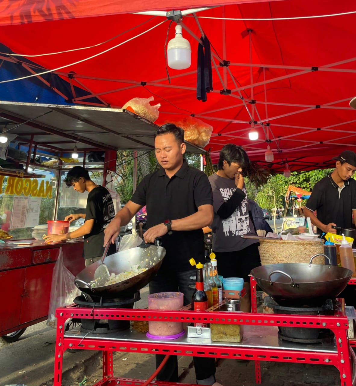 Mas Ulum sedang memasak nasi goreng.