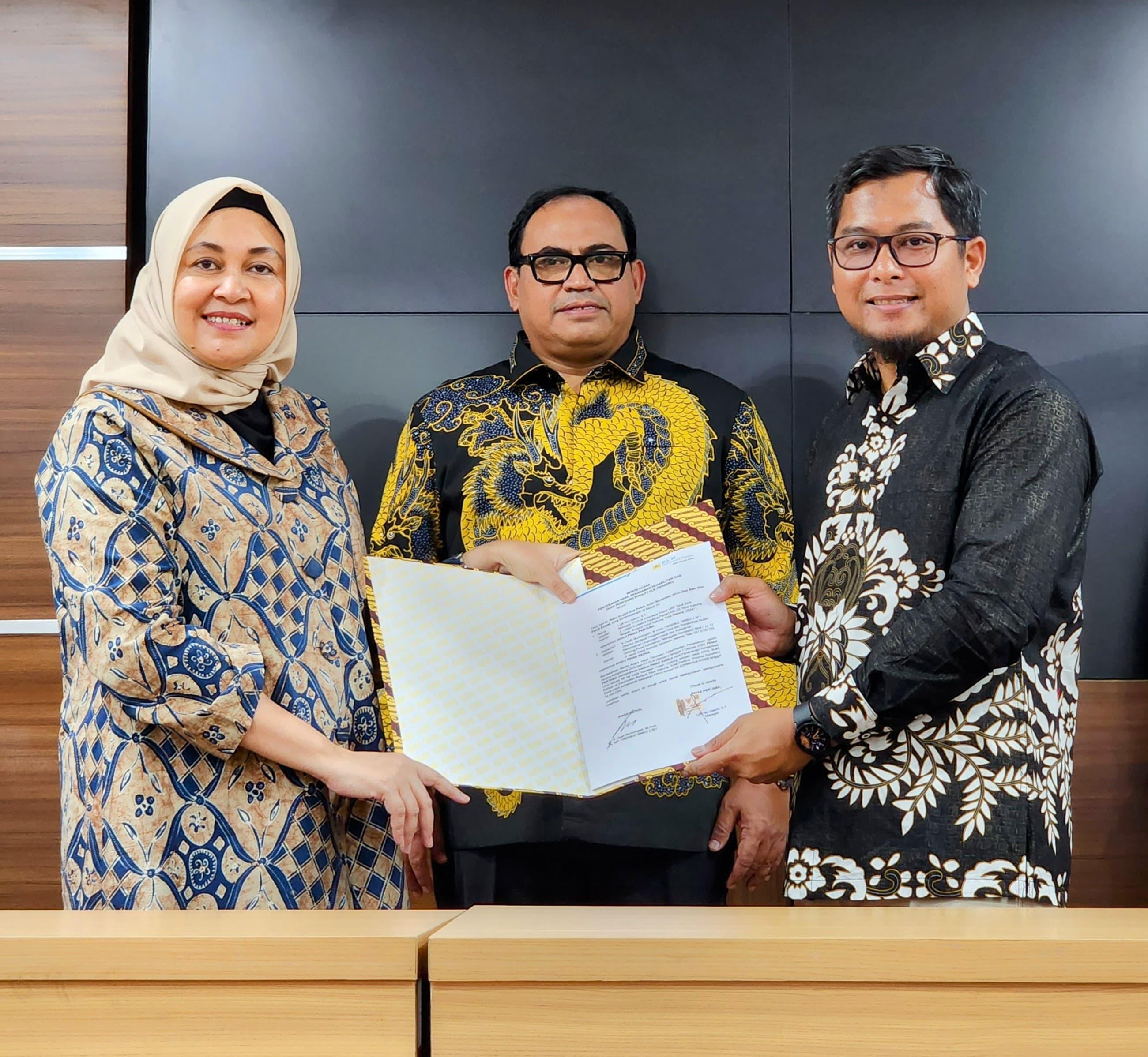 TANGGUNG JAWAB: Manager UBP Teluk Sirih (batik hitam) usai serah terima hasil penanaman rehabilitasi di PLTU Teluk Sirih baru-baru ini. (PLN FOR PADEK)