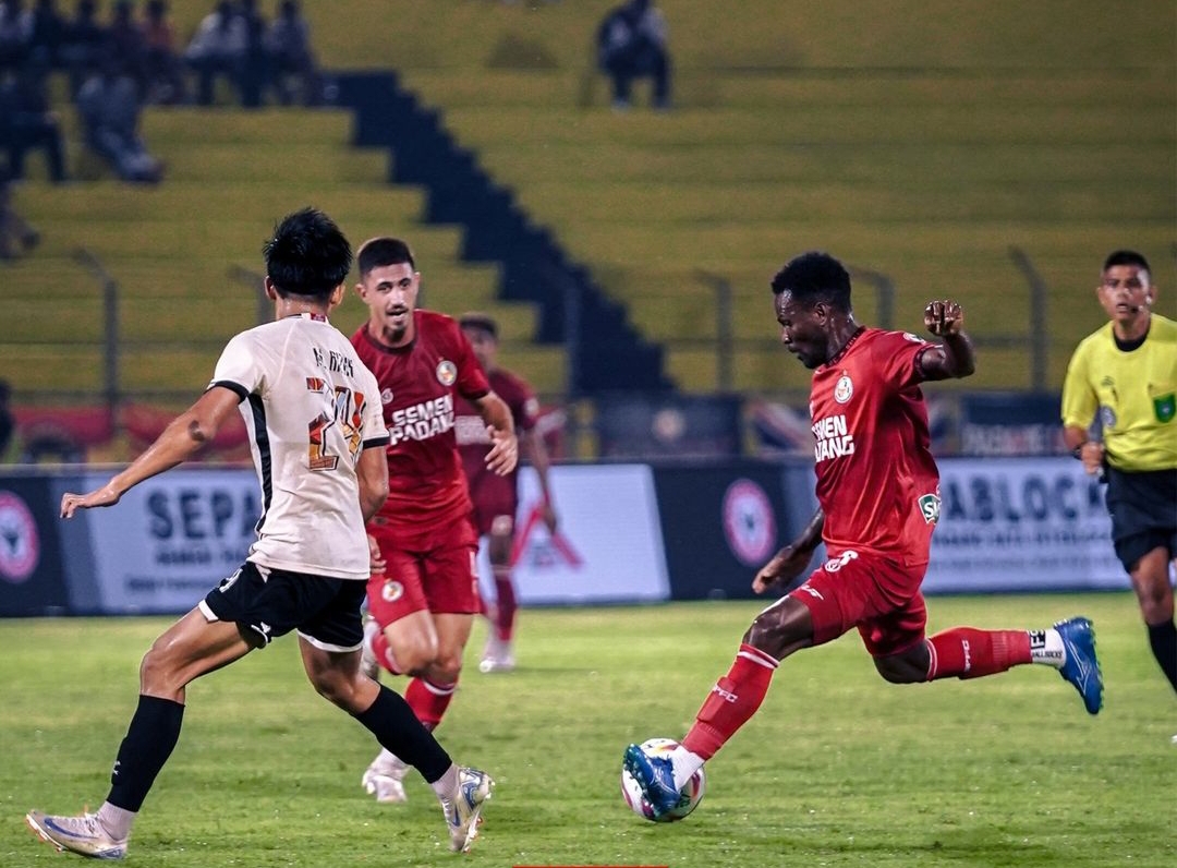 Semen Padang bermain imbang 1-1 melawan PSM Makassar dalam laga pekan ke-11 Liga 1 2024/2025, di Stadion Agus Salim, Kamis malam (21/11/2024).  (Foto: Instagram Semen Padang FC)