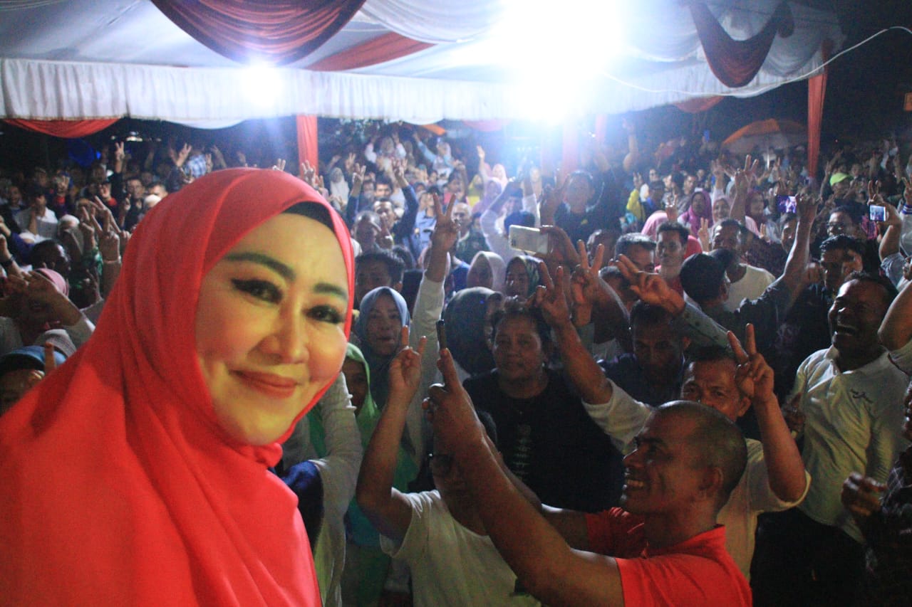 Lisda Hendrajoni bersama masyarakat Painan terlihat antusias memadati lokasi kampanye HJ-RI di jalan Perumnas Painan Timur. (Dok HJ-RI)