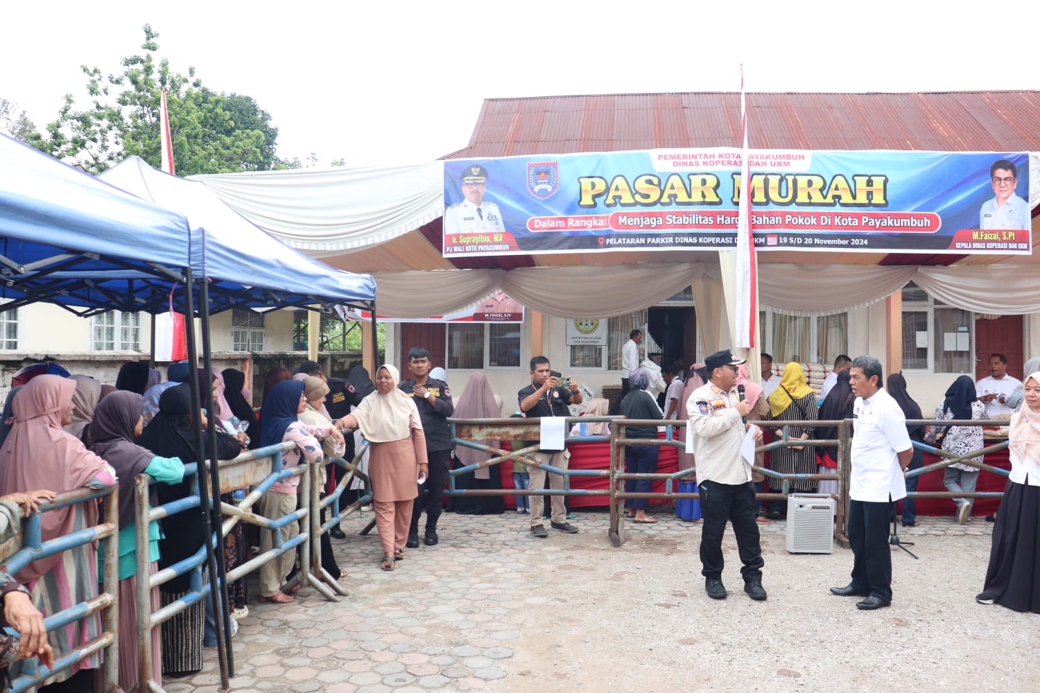 UNTUK MASYARAKAT: Penjabat Wali Kota Payakumbuh, Suprayitno, saat mengunjungi Pasar Murah yang digelar di Pelataran Parkir Dinas Koperasi dan UKM, kemarin.(PEMKO PAYAKUMBUH UNTUK PADEK)
