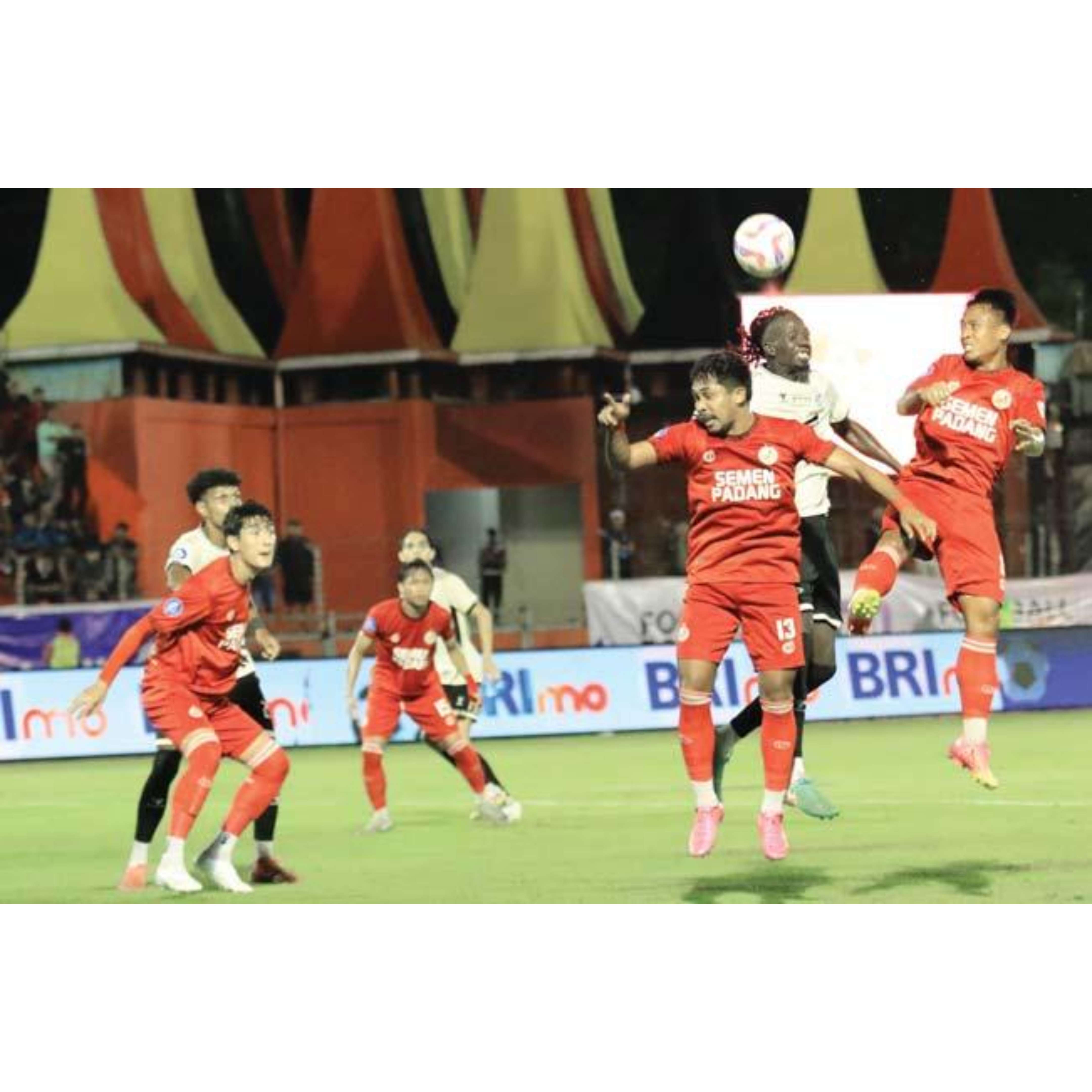 GAGAL POIN MAKSIMAL: Pemain Semen Padang FC menghadang penyerang PSM Makassar saat kedua tim bentrok pada pekan ke-11 Liga 1 2024-2025 di Stadion H Agus Salim, Padang, kemarim. (DOK. SEMEN PADANG FC)