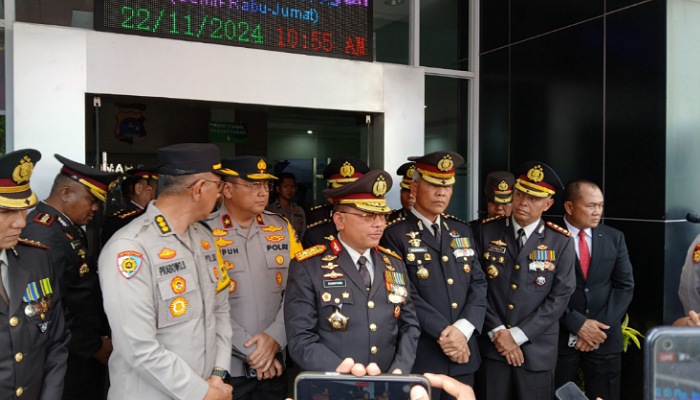 Kapolda Sumbar Irjen Pol Suharyono menyampaikan terkait kasus perwira tembak perwira di Solsel. (Foto Suyudi/Padek)