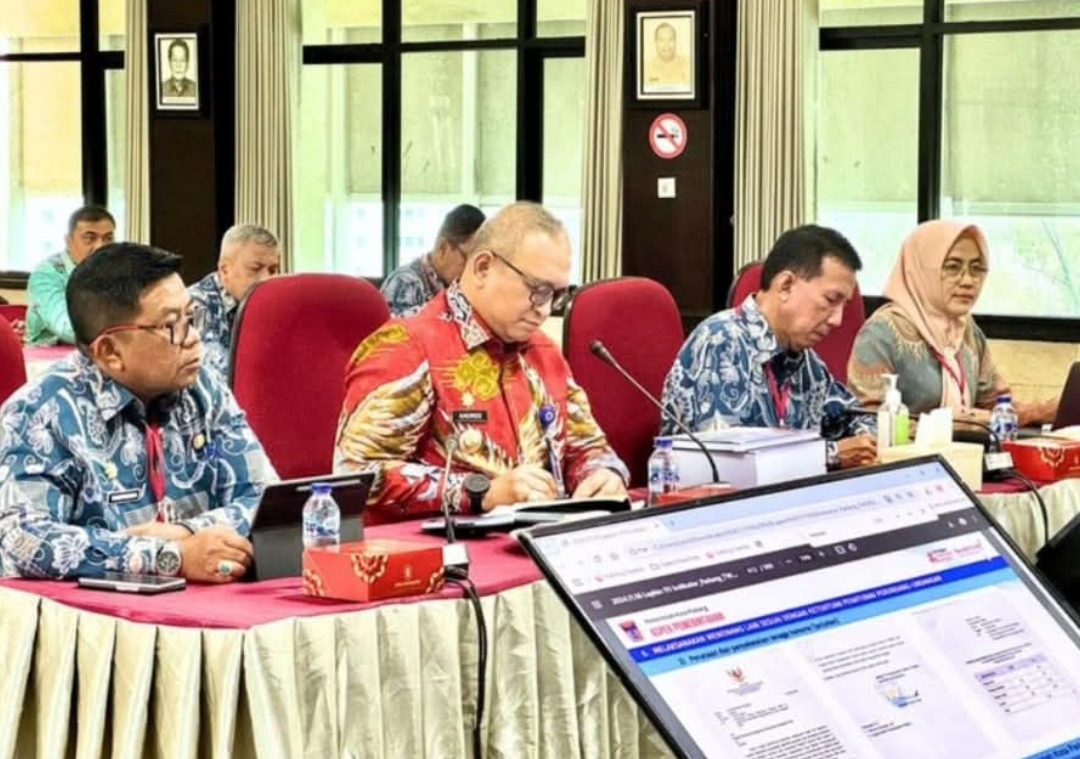 Penjabat Wali Kota Padang, Andree Algamar, paparkan capaian Kota Padang dalam evaluasi triwulan II di Kemendagri. (Foto: Prokopim)