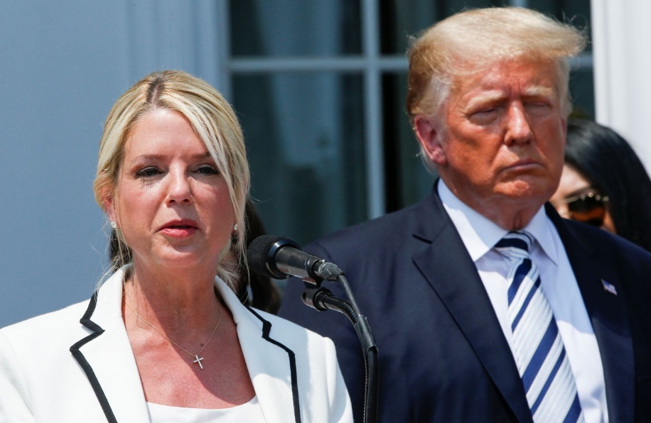 Pam Bondi berbicara di samping Donald Trump pada tahun 2021. (Foto: Dok. Reuters)