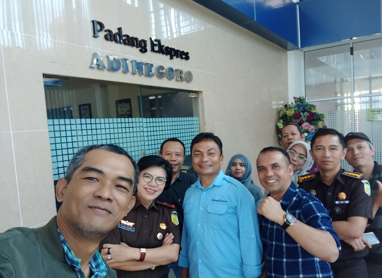 CAIR: Kajati Sumbar Yuni Daruwinarsih (dua dari kiri) usai bincang-bincang santai dengan jajaran pimpinan Padang Ekspres Group dan awak redaksi Padang Ekspres di Adinegoro Room. (HERI SUGIARTO/PADEK)