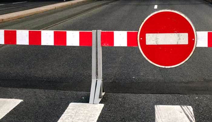 Ilustrasi penutupan jalan. (pexels)