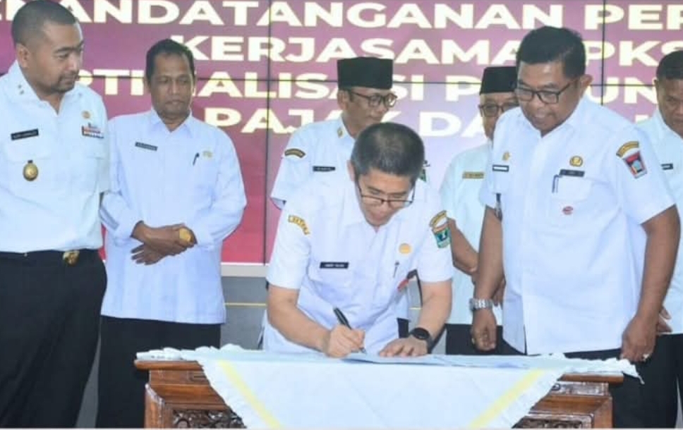 Pj Sekda Kota Padang, Yosefriawan bersama Pelaksana Harian (Plh) Sekda Sumbar, Andri Yulika teken kerja sama optimalisasi pajak daerah. (Foto: Prokopim)