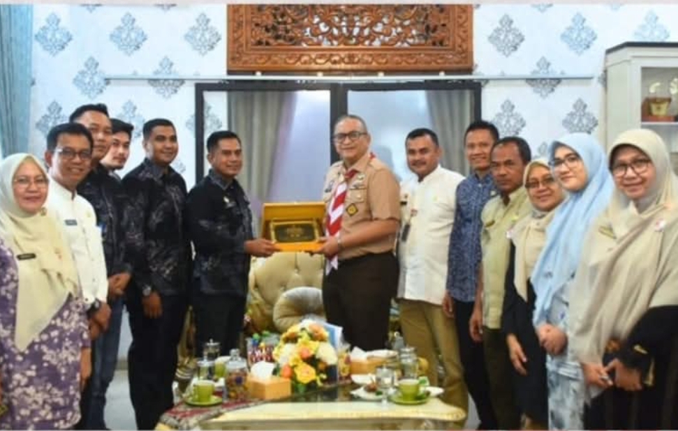 PJ Wako Padang Andree Algamar saat menerima kunjungan Kepala Rutan Kelas IIB Anak Aie, Welli, di Rumah Dinas Wali Kota Padang, Jumat (22/11/2024). (Foto: Prokopim)
