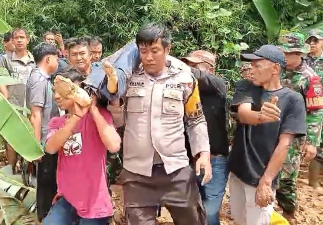 Evakuasi korban banjir bandang di Jorong Siamang Bunyi, Kenagarian Kubang, Kecamatan Guguak, Kabupaten Limapuluh Kota. (Foto: BPBD)