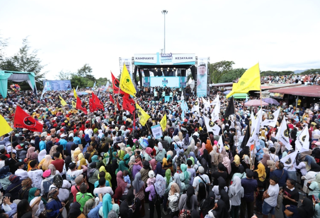 Ribuan warga memadati kawasan Danau Cimpago, Purus, Kota Padang, untuk menghadiri kampanye akbar calon wali kota Fadly Amran dan wakil wali kota Maigus Nasir, Sabtu (23/11). (Foto: Tim FA)