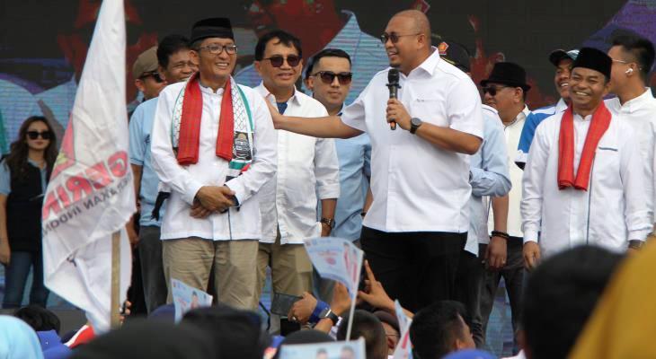 Ketua DPD Gerindra Sumbar Andre Rosiade mengusap bahu Hendri Septa saat kampanye akbar paslon wali kota Padang nomor urut 3 di Lapangan Tan Malaka, Padang Timur, Sabtu (23/11).