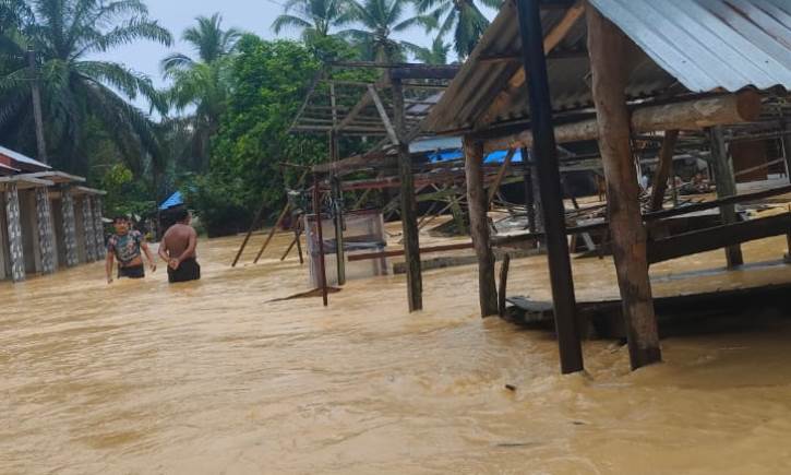 Dua jorong di Nagari Aie Amo, Kecamatan Kamangbaru, Kabupaten Sijunjung dihantam banjir bandang, Sabtu (23/11/2024). Foto Yulicef A/Padeks