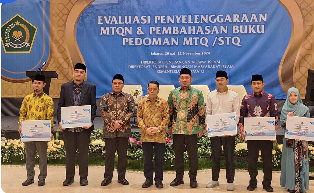 Kementerian Agama memberikan penghargaan kepada lima qari, qariah, dan hafiz berprestasi di ajang Musabaqah Tilawatil Qur&rsquo;an (MTQ) Internasional. (Foto: Humas Kemenag)