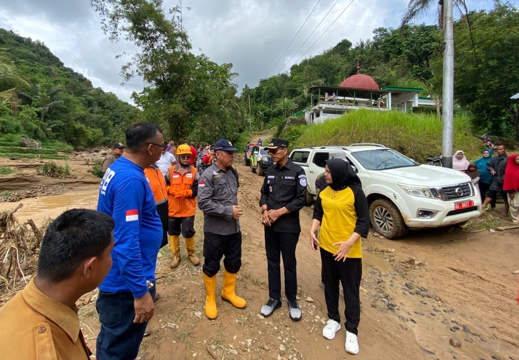 Bupati Limapuluh Kota, Safaruddin Dt. Bandaro Rajo, meninjau lokasi bencana banjir bandang di Jorong Siamang Bunyi, Nagari Kubang, Kecamatan Guguak, Minggu (24/11). (Foto: IST)
