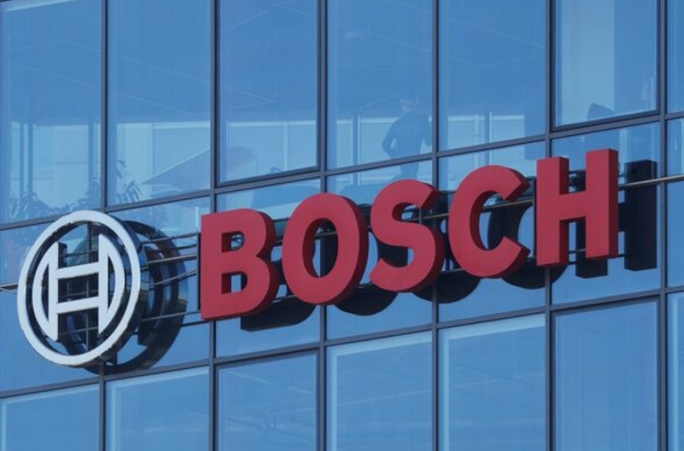 Logo Bosch terlihat di sebuah gedung perkantoran di Kyiv, Ukraina, 6 Juli 2020. (Foto: Dok. Reuters)