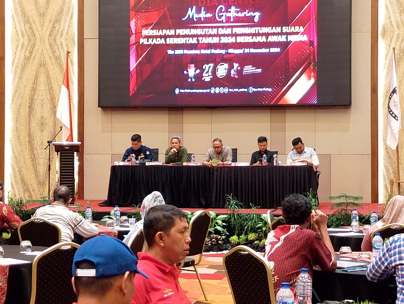 Ketua Divisi Teknis KPU Padang Arset Kusnadi didampingi Komisioner KPU Padang memaparkan persiapan pemungutan dan penghitungan suara Pilkada 2024, Minggu (24/11).