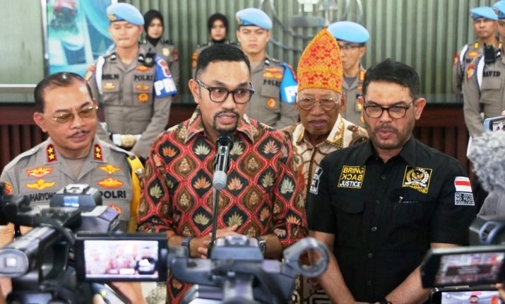 Wakil Ketua Komisi III DPR RI Ahmad Syahroni berikan keterangan pers usai pertemuan dengan jajaran pimpinan Polda Sumbar di Mapolda Sumbar, Senin (25/11/2024).
