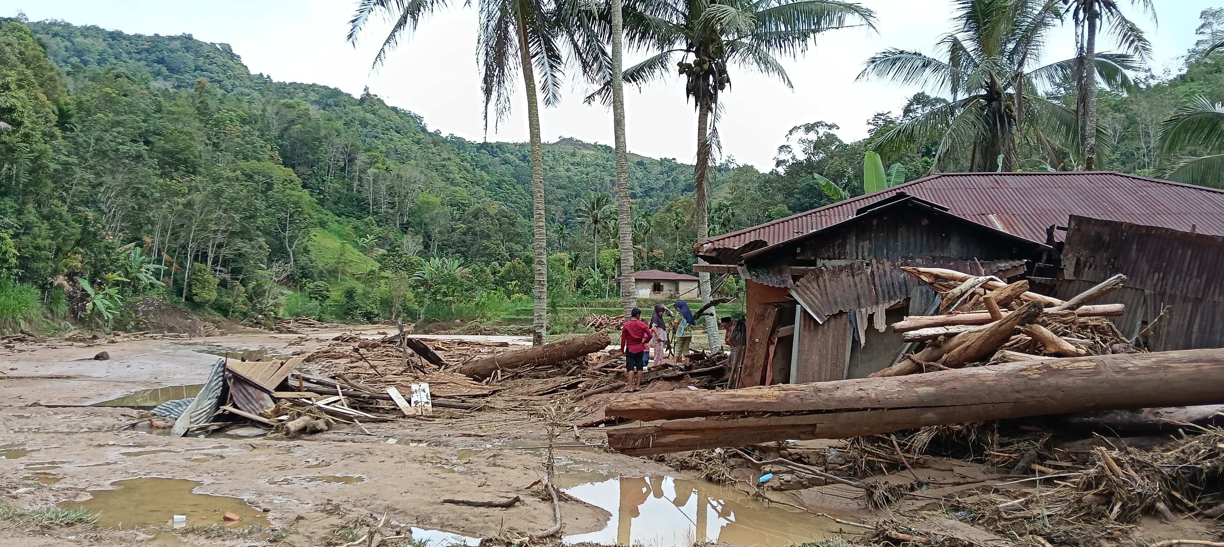 TERDAMPAK PARAH: Kondisi Jorong Siamang Bunyi, Nagari Kubang, Kecamatan Guguak, Kabupaten Limapuluh Kota pasca diterjang banjir bandang, Minggu (24/11). (DOKUMEN BPBD UNTUK PADEK)