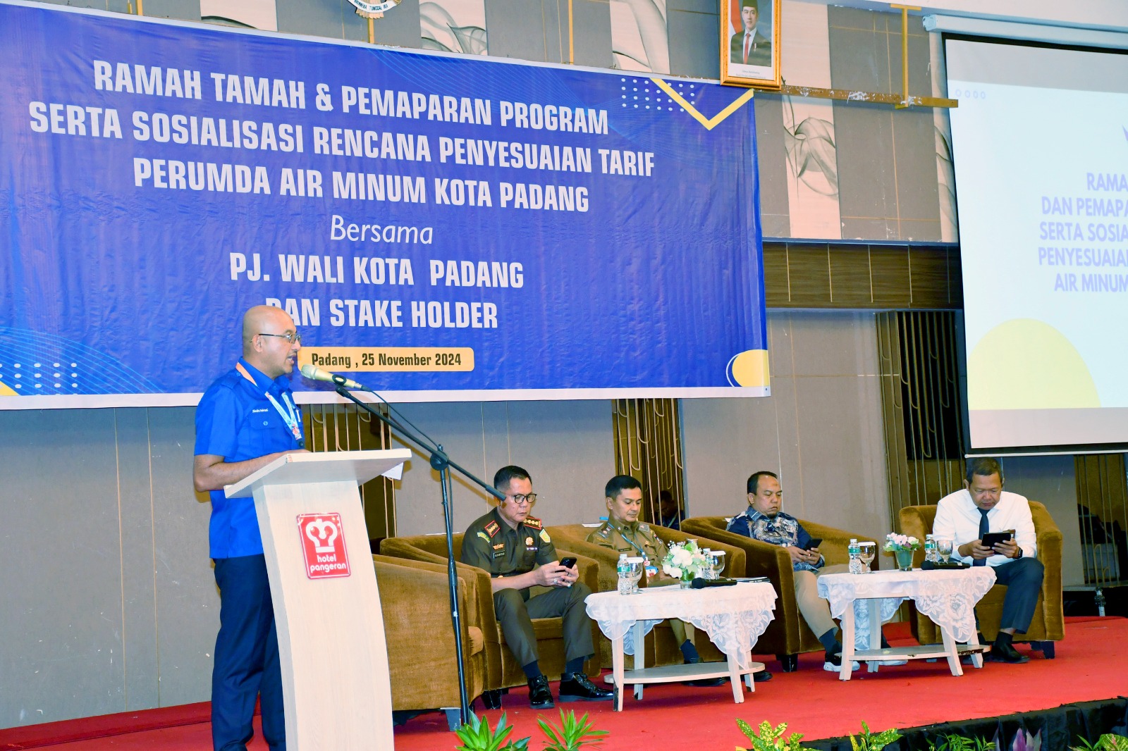 Dirut Perumda Air Minum Kota Padang Hendra Pebrizal memberikan sambutan pada acara ramah tamah dan sosialisasi rencana penyesuaian tarif air Perumda AM Padang, di Hotel Pangeran Beach, Senin (25/11).