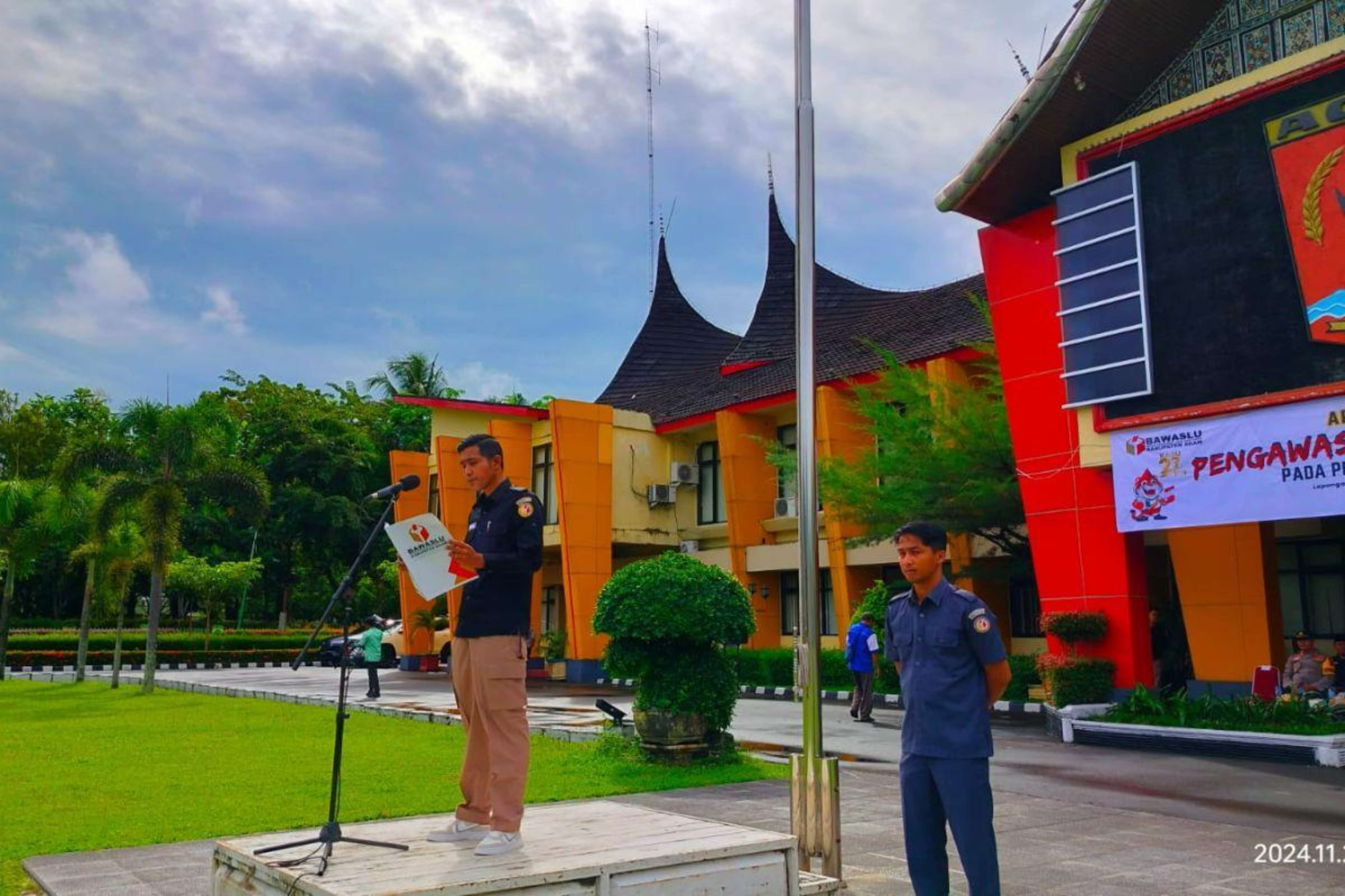 SIAP BERTUGAS: Ketua Bawaslu Agam Suhendra memberikan amanat saat Apel Siaga Patroli Pengawasan Masa Tenang Pilkada 2024 di halaman Kantor Bupati Agam, Sabtu (23/11).(PUTRA SUSANTO/PADEK)
