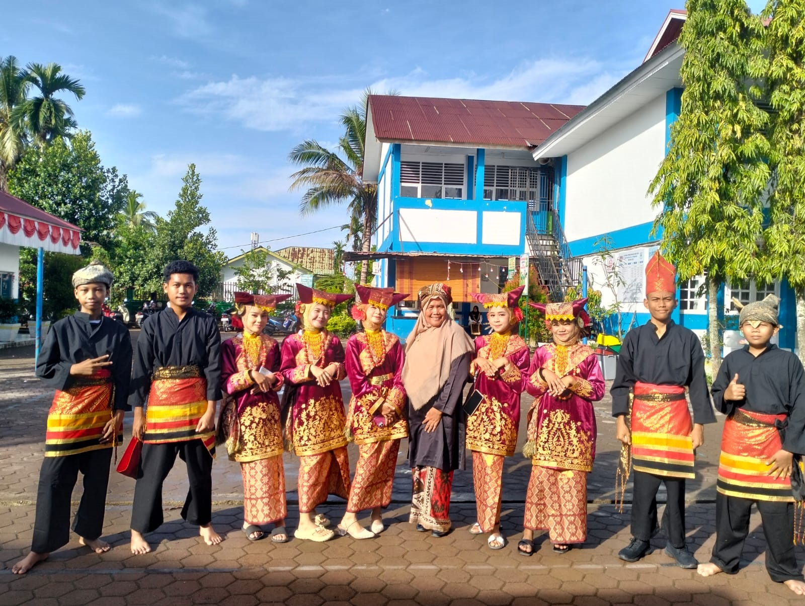 LESTARIKAN TRADISI: Siswa SMPN 22 Padang saat kegiatan Minang Sehari. (TIM LAMAN GURU)