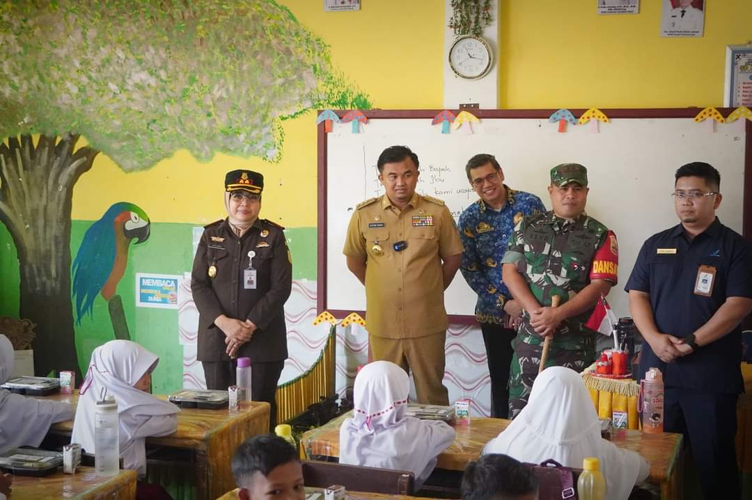 MENU: Bupati Dharmasraya Sutan Riska Tuanku Kerajaan bersama Forkopimda meninjau uji coba program makan siang bergizi gratis di SDN 08 Pulaupunjung, kemarin.(PEMKAB DHARMASRAYA FOR PADEK)