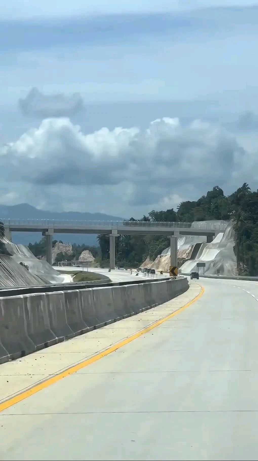 SEGERA DIOPERASIONALKAN: Penampakan ruas Tol Padang-Sicincin yang sudah selesai dikerjakan di Nagari Parikmalintang, Kecamatan Anamlingkuang, beberapa waktu lalu. (ARIS PG/PADEK)