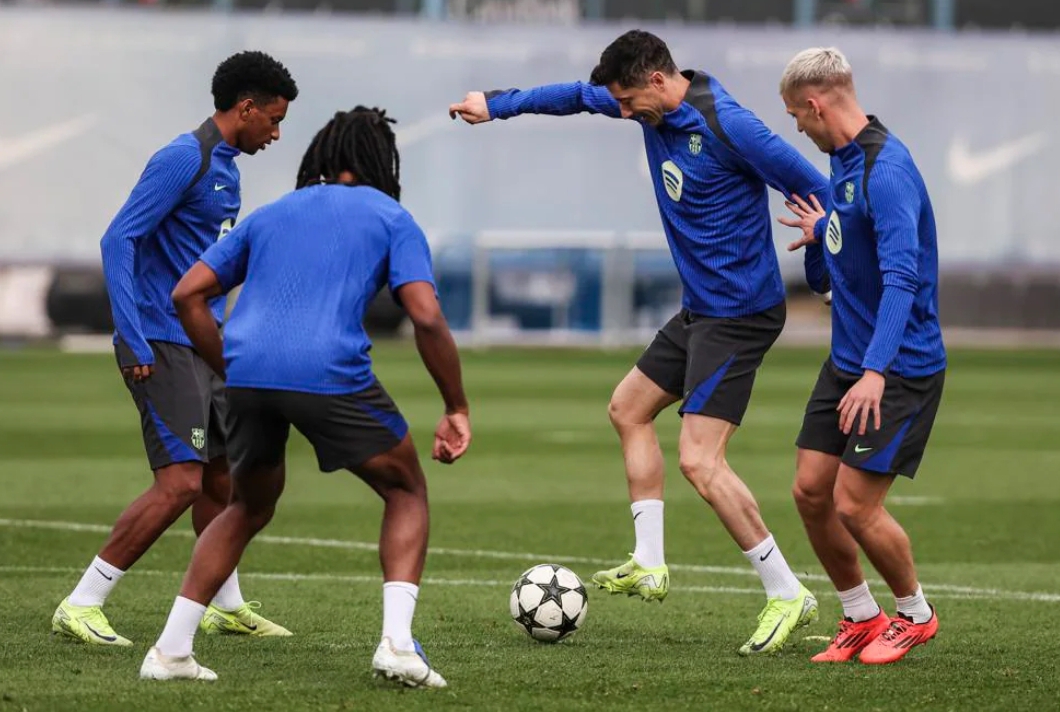 Robert Lewandowski bersama para pemain Barcelona lainnya latihan jelang laga melawan  Brest dalam lanjutan Liga Champions 2024/2025 di Camp Nou. (Foto: UEFA.com)