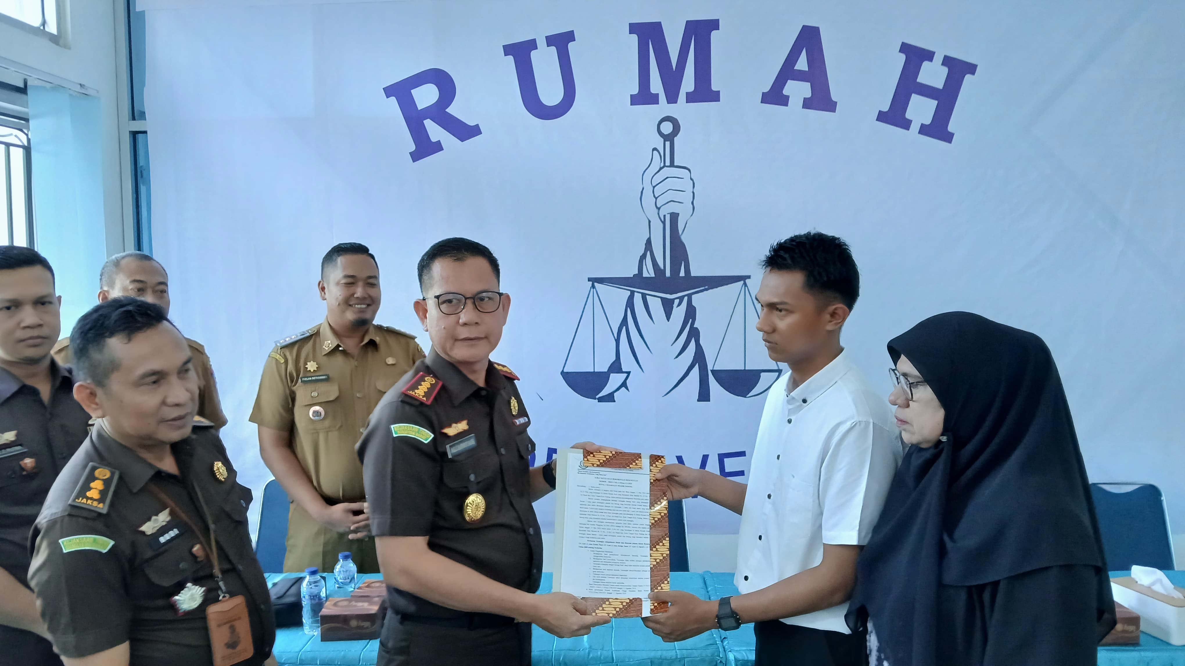 Kejari Padang melaksanakan RJ perdana di Rumah RJ Kecamatan Kototangah, Selasa (26/11).